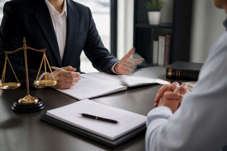 Consultation juridique entre avocat et client dans un cabinet