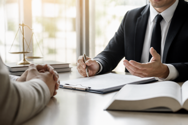 Avocat en consultation avec un client en cabinet juridique